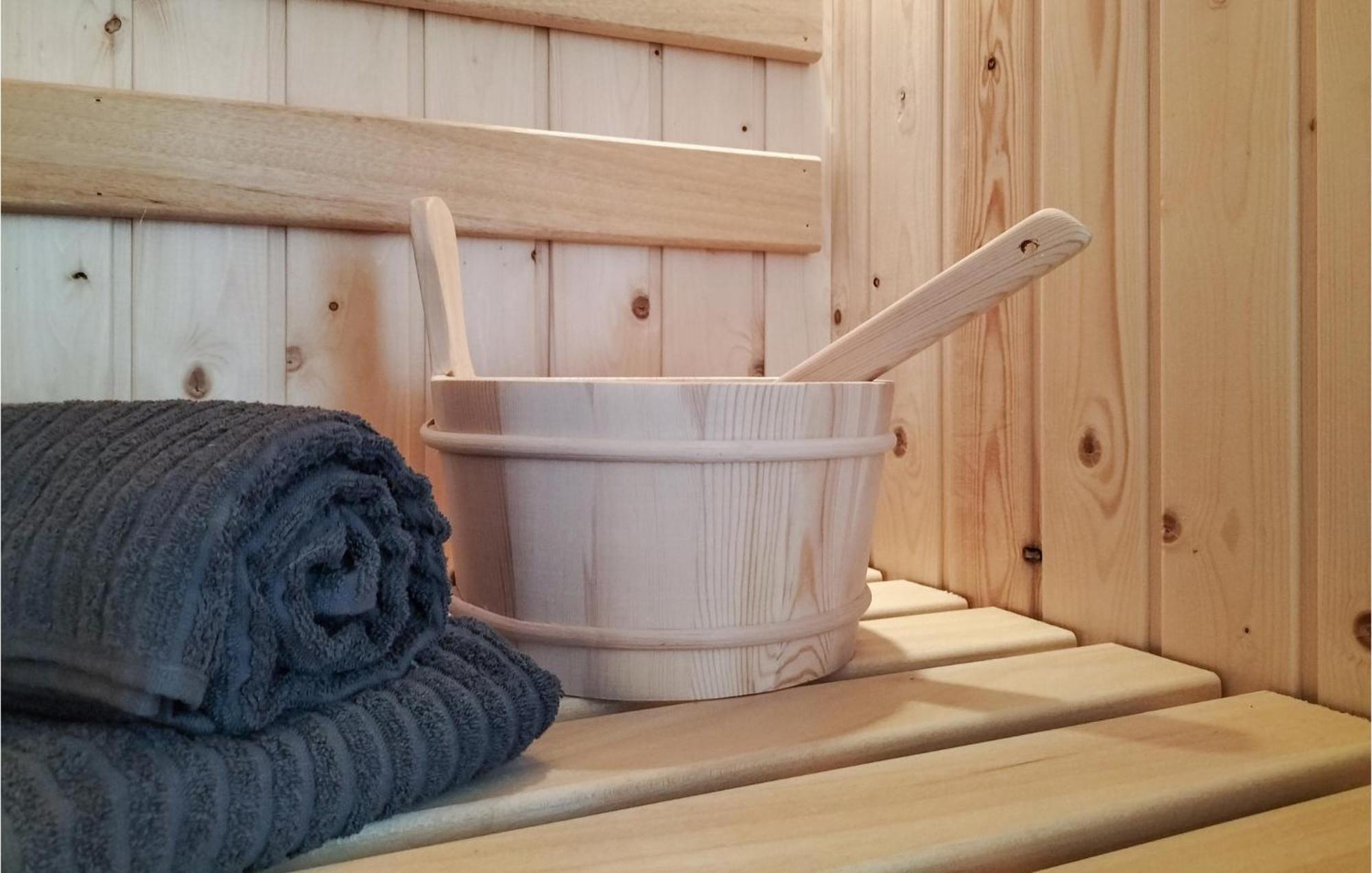 Cozy Home In Oosterwolde With Sauna エクステリア 写真